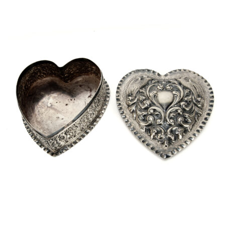 index_0003_Bigelow Kennard & Co. Sterling Heart Shaped Box 190 grams 3